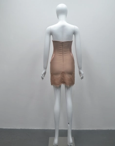Détail de robe bandage nude avec bordure en dentelle et fermeture éclair invisible
