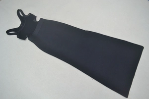 Détail de la robe bandage noire à découpes avec patchwork en maille et coupe ajustée
