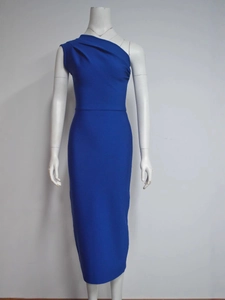 Robe bandage bleu royal à une épaule avec corsage plissé ajusté et coupe mi-longue