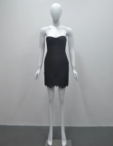Détail d'une robe moulante noire style corset avec bordure en dentelle de cils fine