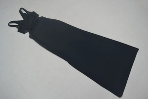 Détail à plat d'une robe bandage noire avec découpes croisées et design évidé unique