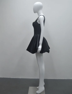 Détail du col carré avec strass et ourlet plissé structuré sur la robe noire élégante