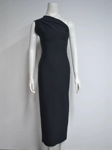Robe longue bandage noire élégante à une épaule avec détails froncés et coupe ajustée