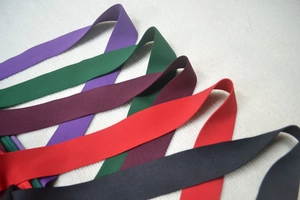Dettaglio della trama del tessuto a maglia elasticizzata per eleganti abiti da sera a fascia
