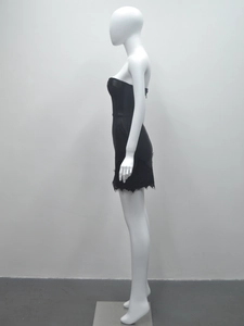 Détail d'une mini-robe bustier noire avec bordure en dentelle et tissu bandage moulant