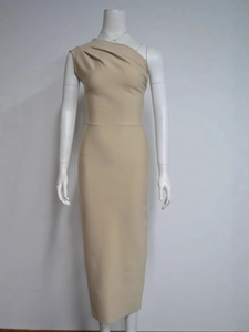 Robe bandage beige élégante à une épaule avec coupe ajustée sirène et détails froncés