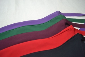 Dettaglio degli strati di tessuto elastico in viola verde rosso e tonalità nere