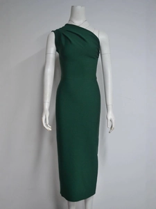 Élégante robe bandage vert émeraude à une épaule avec coupe ajustée et silhouette midi