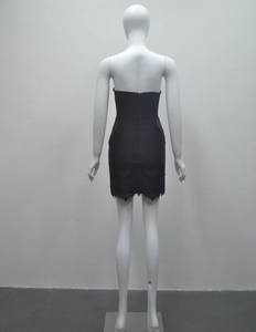 Détail de la robe bandage noire à épaules dénudées avec zip dorsal et bordure dentelle