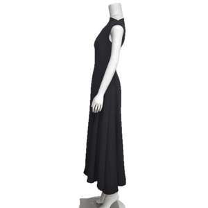 Robe longue noire sans manches à col montant et ourlet évasé asymétrique