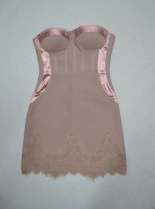 Détail de robe bandage nude avec bustier, bordure en satin et ourlet en dentelle de cils