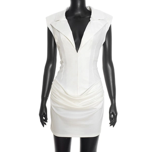 Gros plan sur robe courte blanche avec décolleté en V, col à revers et taille plissée