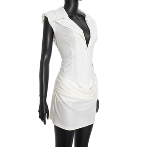 Détail de la robe courte blanche sans manches à col en V avec des textures plissées