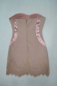 Vue détaillée de la robe bandage beige avec bordure en dentelle et rayures en satin rose