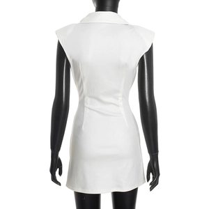 Détail du dos d'une robe blanche sans manches à col rabattu avec une coupe cintrée élégante
