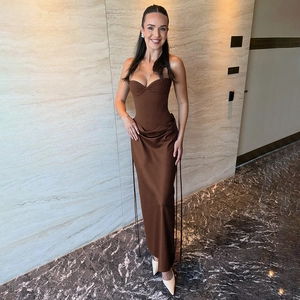 Elegante vestido largo palabra de honor de satén marrón con escote corazón y drapeado