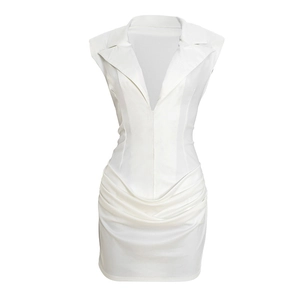 Détail d'une robe blanche sans manches avec décolleté en V profond et design plissé