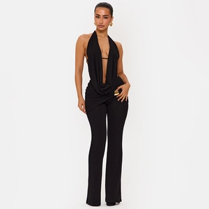 Schicker schwarzer Neckholder-Jumpsuit mit Taillenausschnitt und Gold-Schnalle