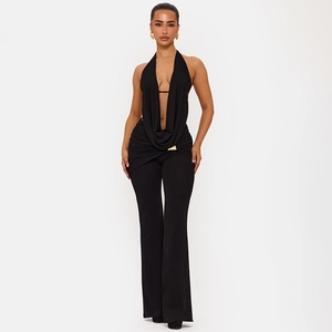 Detail von Damen-Neckholder-Top mit Goldschnalle und Schlaghose im schwarzen Set