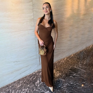 Detalle de un elegante vestido largo palabra de honor marrón oscuro con pliegues y brillo