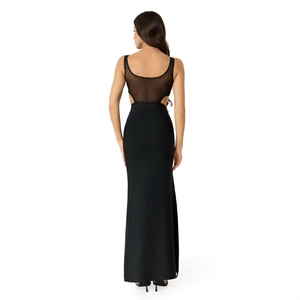 Robe de soirée élégante noire sans manches avec maille et découpes à la taille