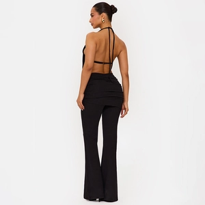 Detailansicht der Rückseite eines schwarzen Halterneck-Tops und Schlaghosen-Sets für Damen