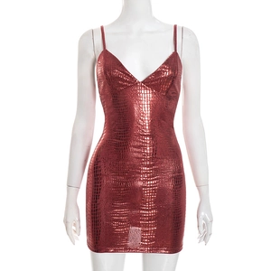 Dettaglio del mini abito rosso metallizzato con rilievo a coccodrillo e spalline sottili