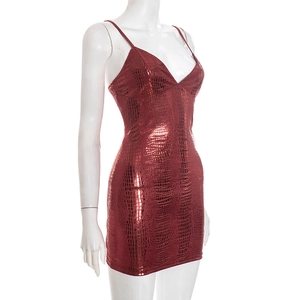 Dettaglio dell'abito mini bordeaux con goffratura coccodrillo metallizzata e spalline