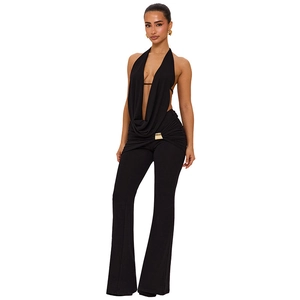 Damen-Set mit schwarzem Neckholder-Oberteil und ausgestellter Hose mit Goldschnalle
