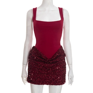 Détail de la robe mini à paillettes bordeaux avec col carré et texture moulante ajustée