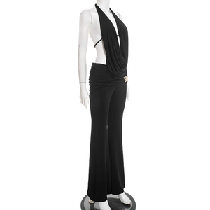 Detailansicht vom rückenfreien Neckholder-Top und Schlaghose mit hoher Taille in Schwarz
