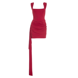 Détail de robe courte rouge à col carré avec fronces latérales et ruban fluide