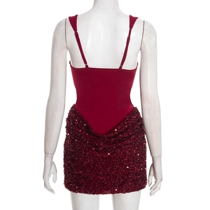 Détail du dos d'une robe de soirée bordeaux à paillettes avec fines bretelles