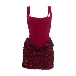 Détail de la mini robe bordeaux avec jupe à paillettes et haut à encolure carrée