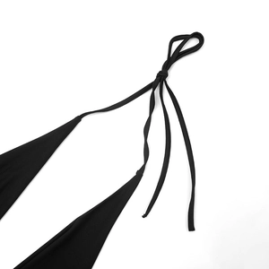 Detail des schwarzen Neckholder-Tops mit verstellbaren Bändern und elastischem Strick