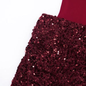 Vue détaillée des paillettes rouge foncé sur une robe de soirée sans manches ajustée