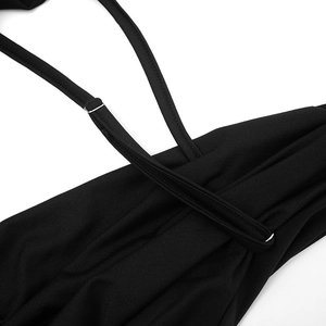 Detail eines schwarzen Neckholder-Tops aus elastischem Strick mit silbernen Metallschnallen