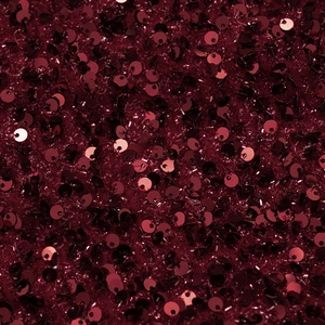 Vue macro des paillettes bordeaux sur mesh montrant la texture et l'éclat de la robe