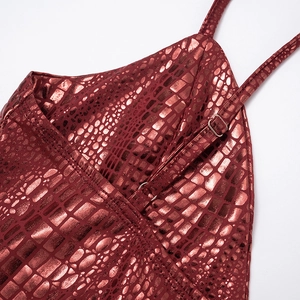 Dettaglio tessuto metallizzato rosso scuro a coccodrillo con spalline e fibbie argento