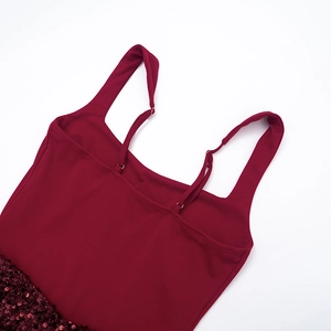 Détail de la robe à paillettes bordeaux avec bretelles réglables et décolleté carré élégant