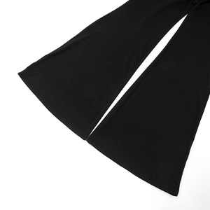 Detailansicht des weiten ausgestellten Saums und der präzisen Nähte der schwarzen Hose