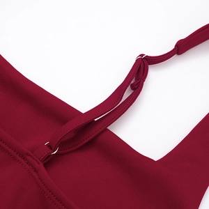 Détail du tissu côtelé bordeaux avec bandoulière réglable et boucle en métal