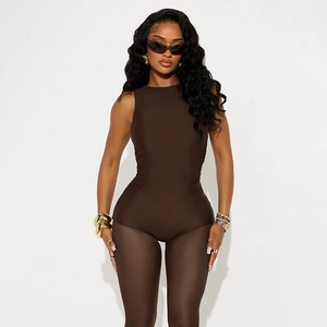 Combinaison moulante sans manches marron foncé avec empiècement en mesh et fronces pour femme