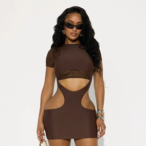 Eng anliegendes schokoladenbraunes Minikleid mit Cut-Out-Mesh und kurzen Ärmeln