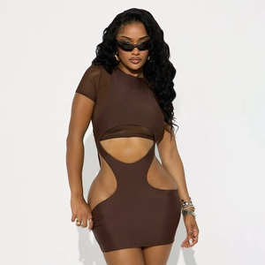 Makrodetail eines braunen Cut-out-Bodycon-Kleides mit transparenten Netzärmeln