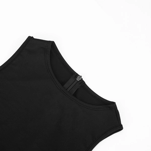Gros plan sur l'encolure ronde et la fermeture éclair invisible de ce combipantalon noir