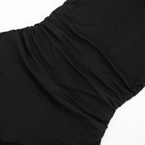Détail macro du tissu noir froncé sur cette combinaison élégante sans manches