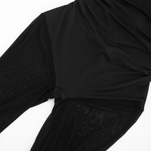 Détail des empiècements en résille noire et des coutures en tissu extensible sur la combi