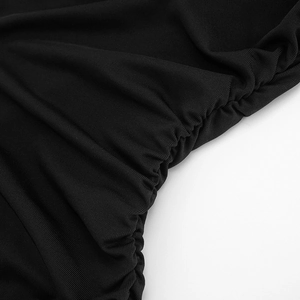 Détail macro du tissu synthétique élastique noir avec fronces et texture côtelée