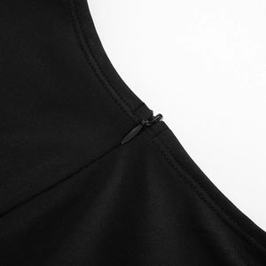 Détail du zip invisible sur la combinaison noire sans manches en maille serrée